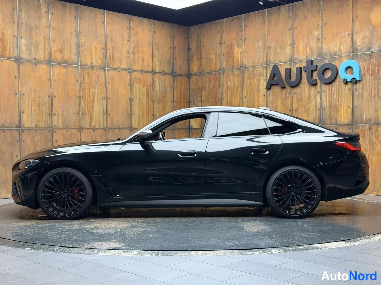 Musta BMW i4 2022, sivulta, kuva 9