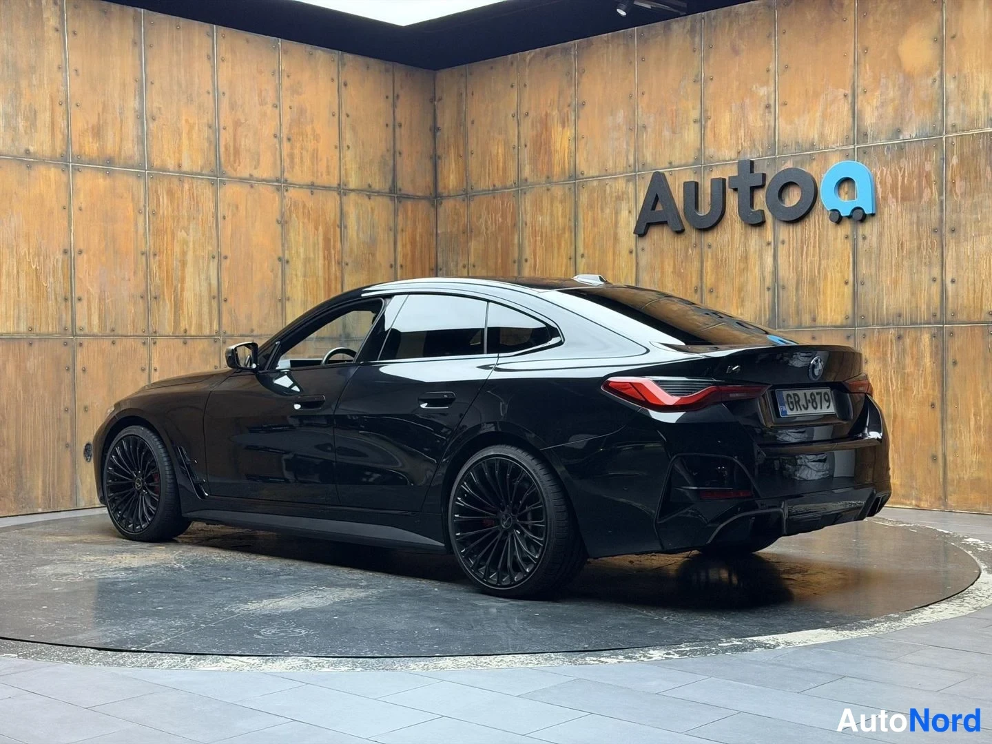 Musta BMW i4 2022, takaviisto, kuva 11