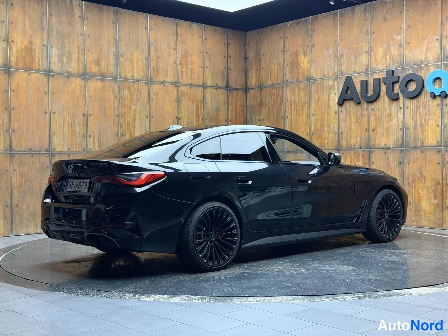 Musta BMW i4 2022, takaviisto, kuva 12