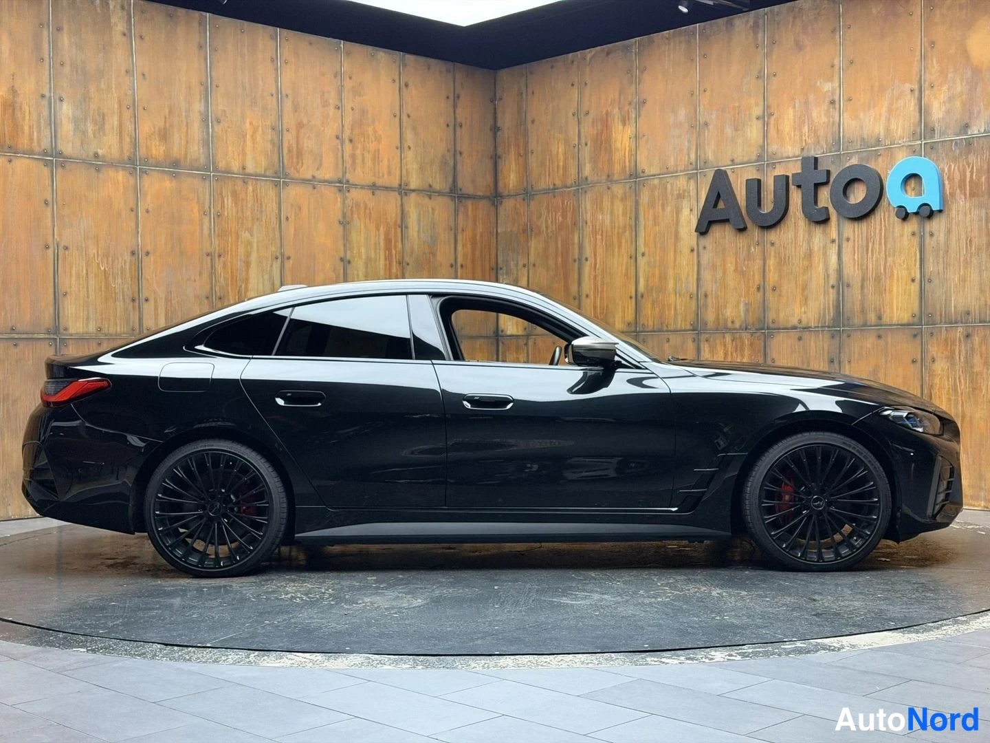 Musta BMW i4 2022, sivulta, kuva 10