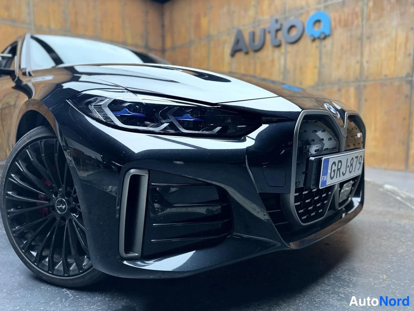 Musta BMW i4 2022, etuviisto, keula oikealle, kuva 6