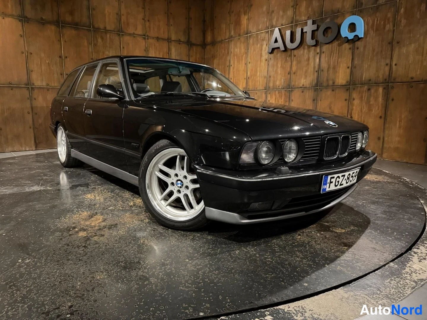 Musta BMW M5 1993, etuviisto, keula oikealle, kuva 3