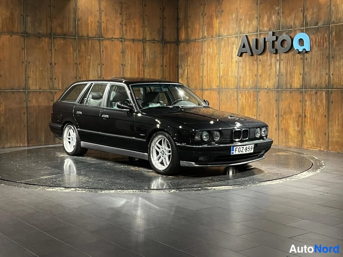 Musta BMW M5 1993, etuviisto, keula oikealle, kuva 4