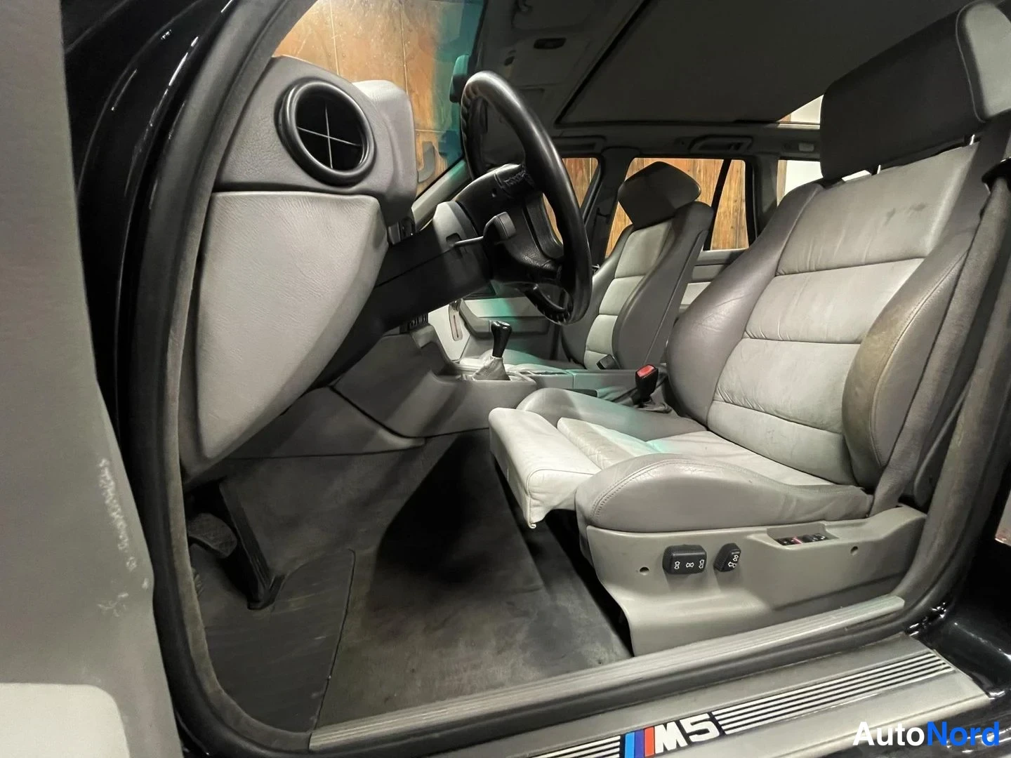 Musta BMW M5 1993, etuistuimet, kuva 13