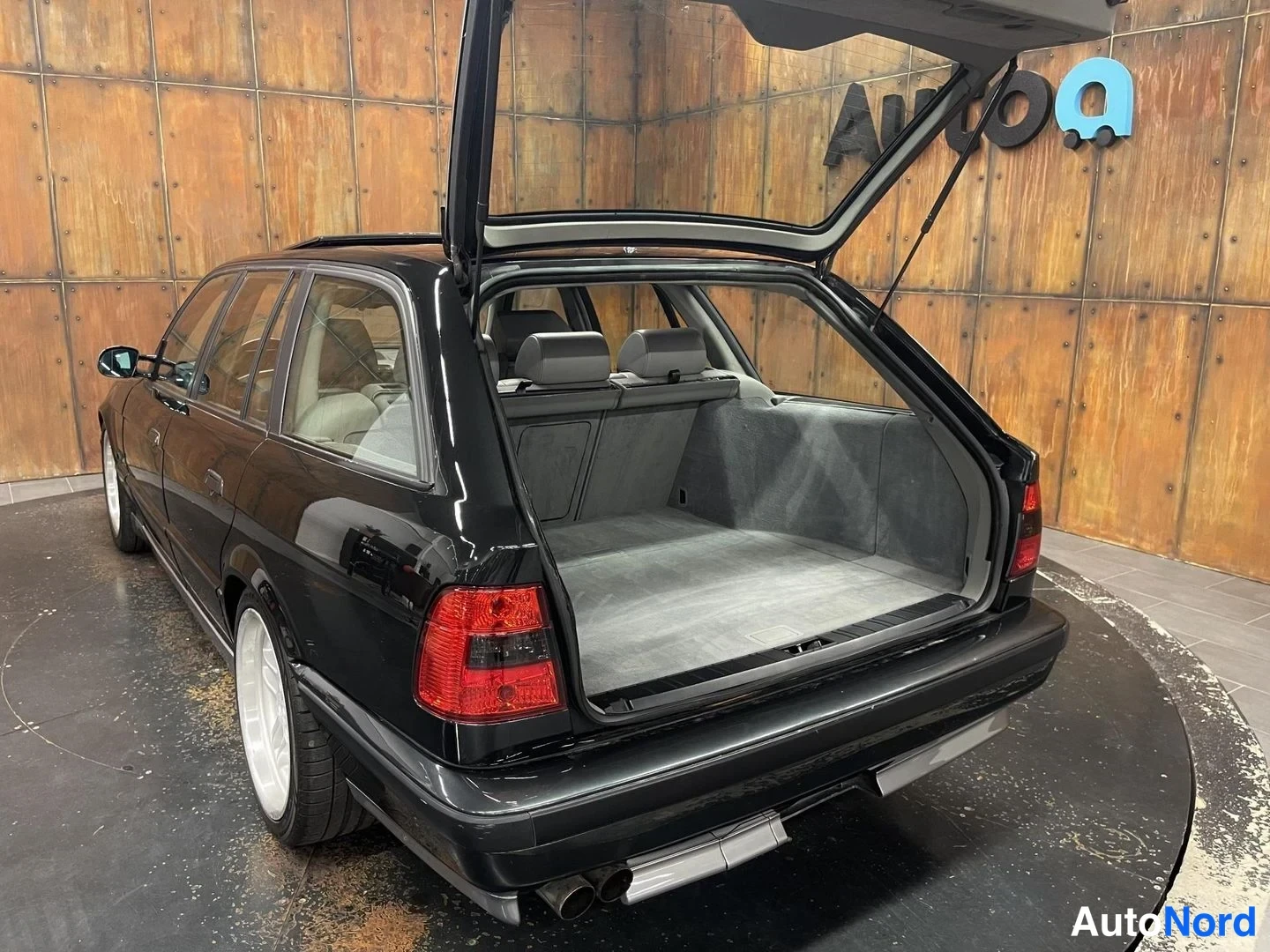 Musta BMW M5 1993, tavaratila, kuva 15