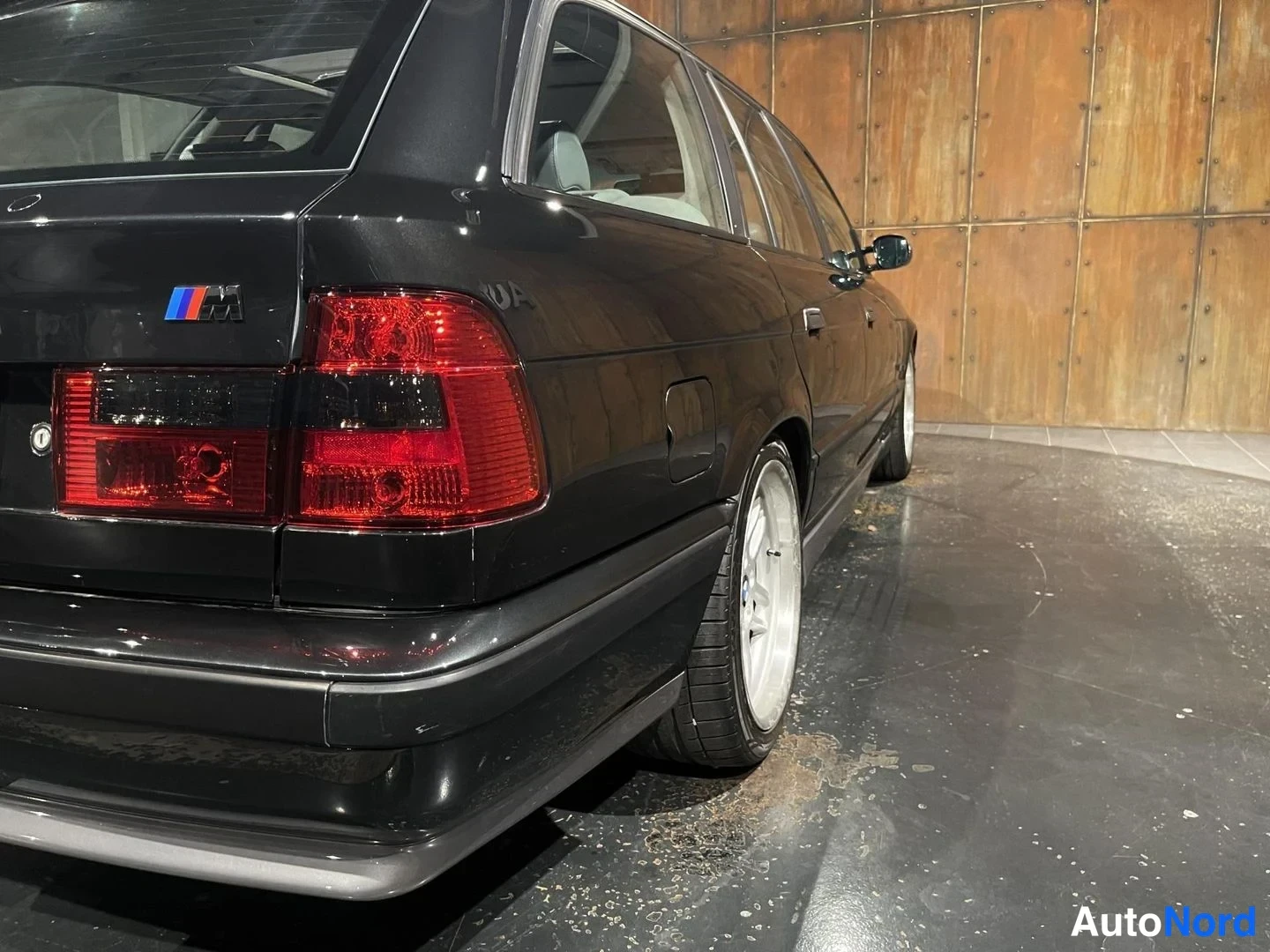Musta BMW M5 1993, takaviisto, kuva 10