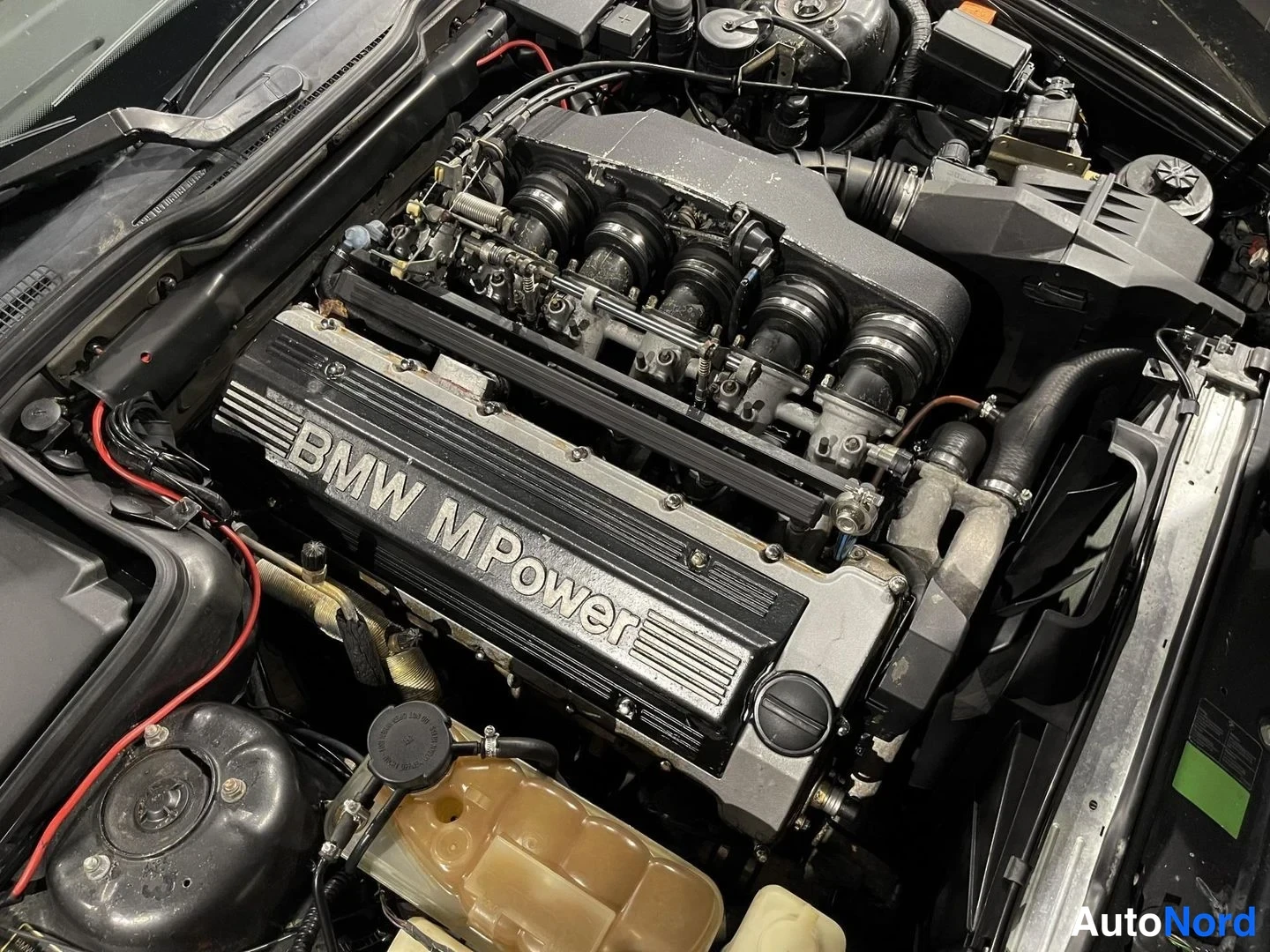 Musta BMW M5 1993, moottoritila, kuva 16