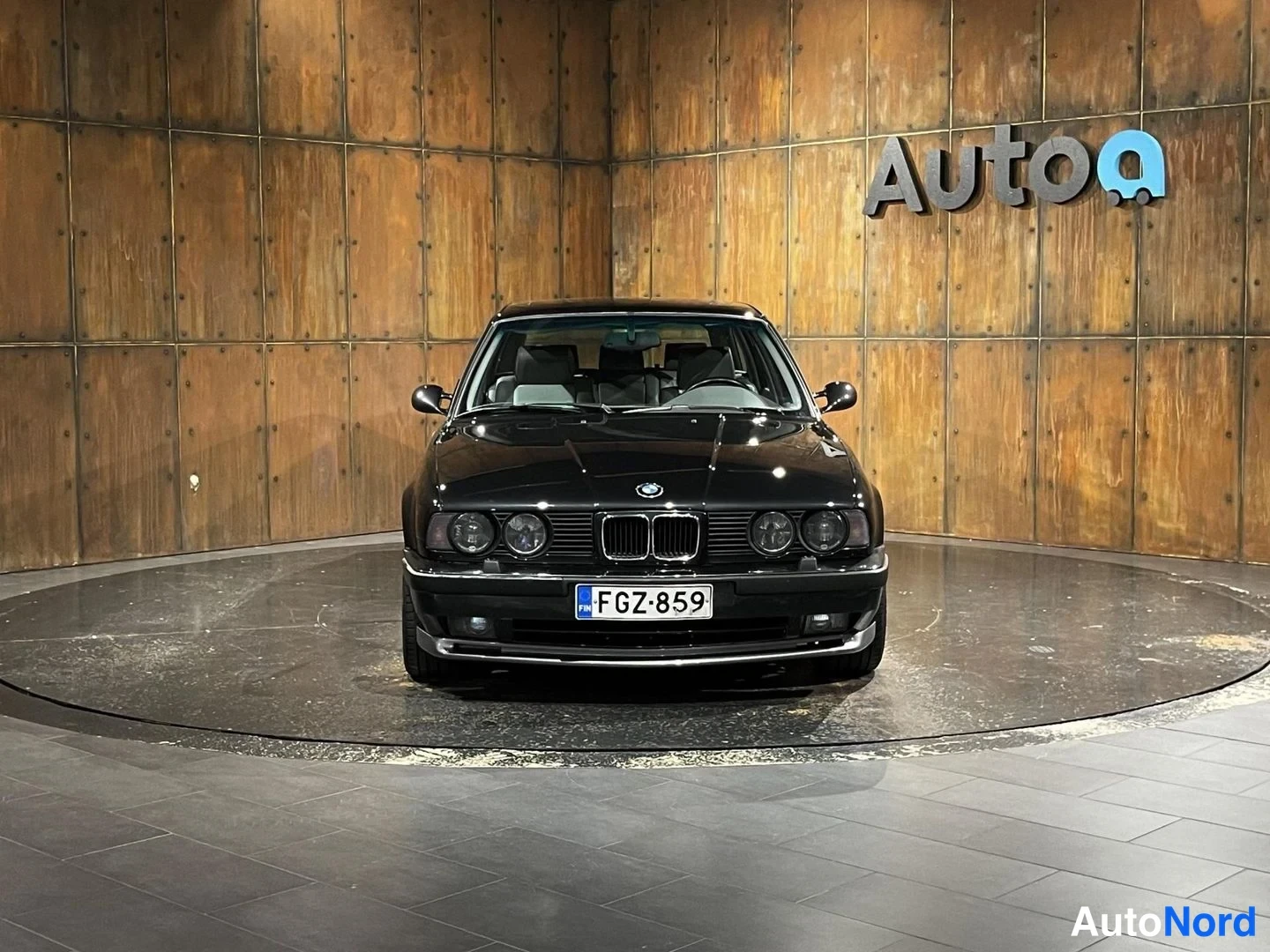 Musta BMW M5 1993, edestä, kuva 6