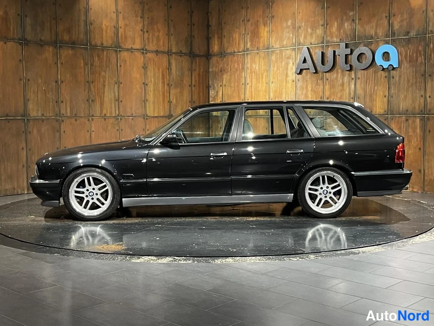Musta BMW M5 1993, etuviisto, keula vasemmalle, kuva 2