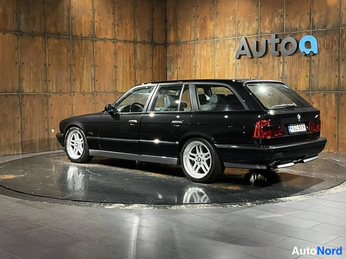 Musta BMW M5 1993, takaviisto, kuva 8