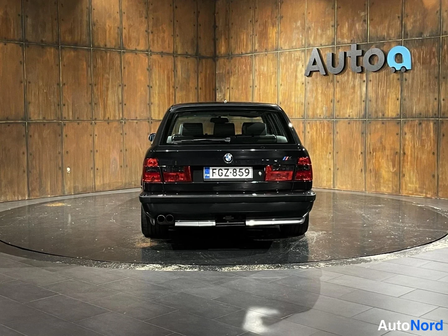 Musta BMW M5 1993, takaa, kuva 11