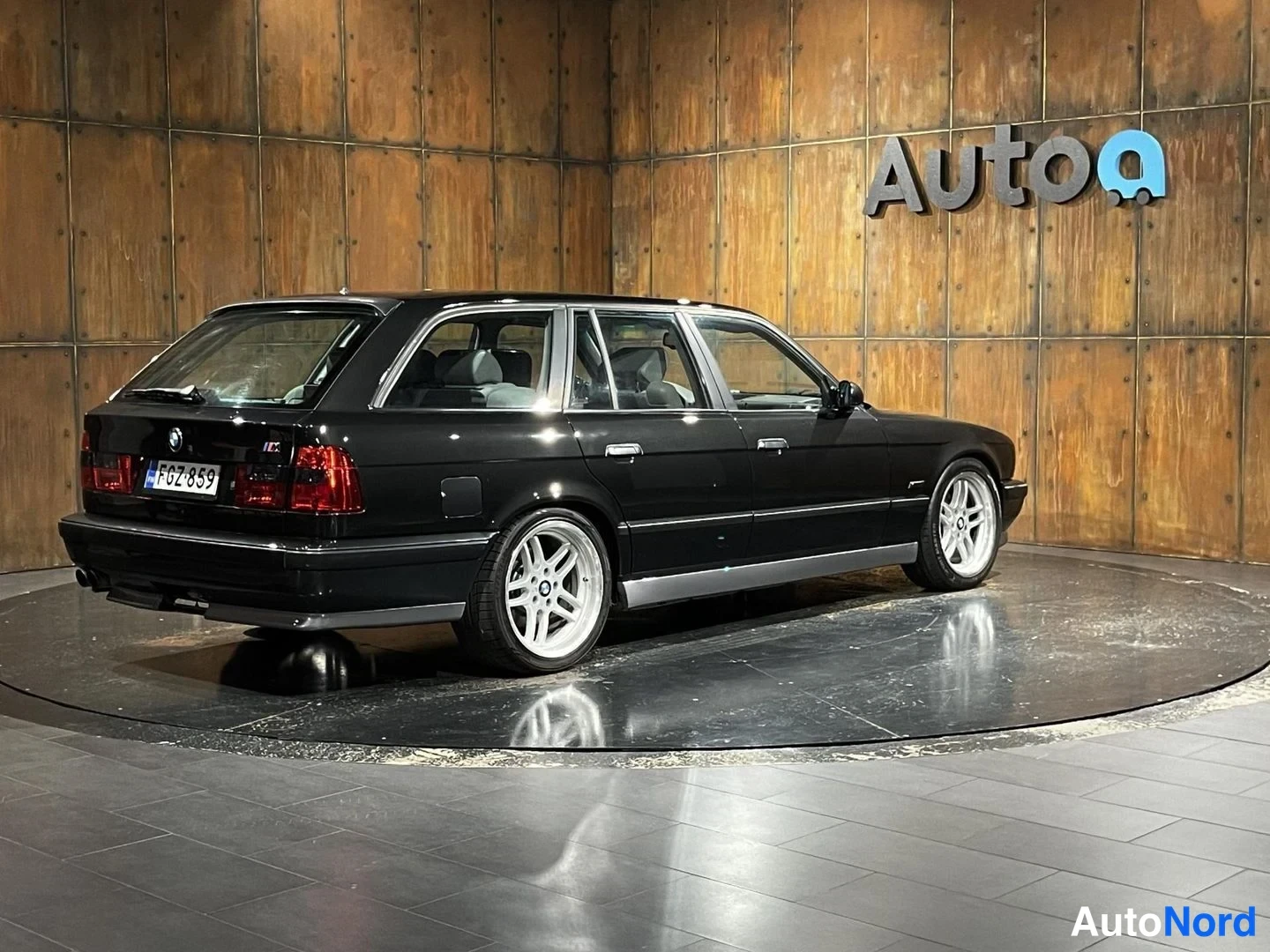 Musta BMW M5 1993, takaviisto, kuva 9
