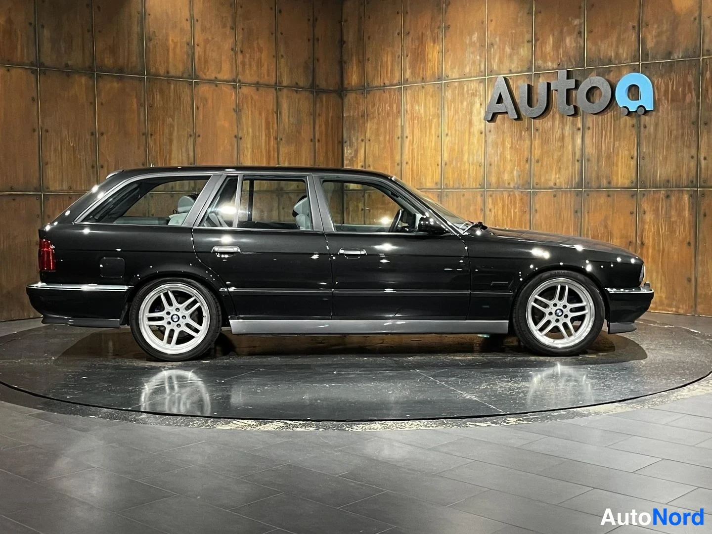Musta BMW M5 1993, sivulta, kuva 7