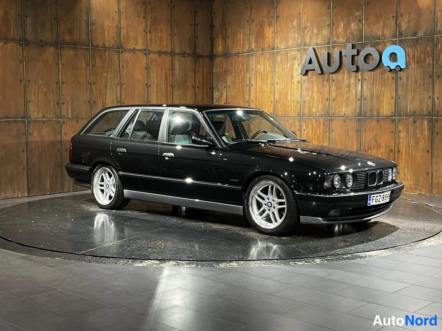 Musta BMW M5 1993, etuviisto, keula oikealle, kuva 5