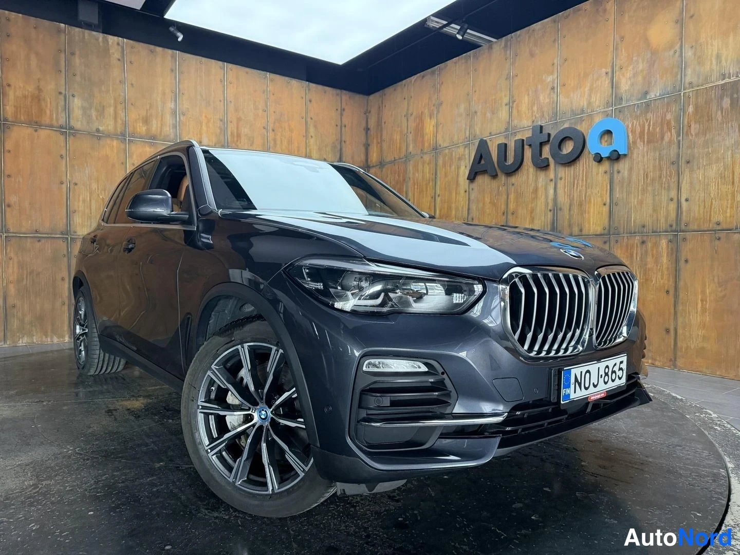 Harmaa BMW X5 xDrive45e 2021, etuviisto, keula oikealle, kuva 2
