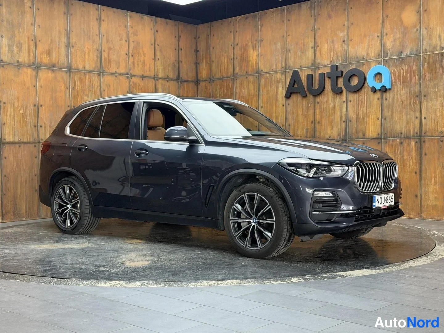 Harmaa BMW X5 xDrive45e 2021, etuviisto, keula oikealle, kuva 6