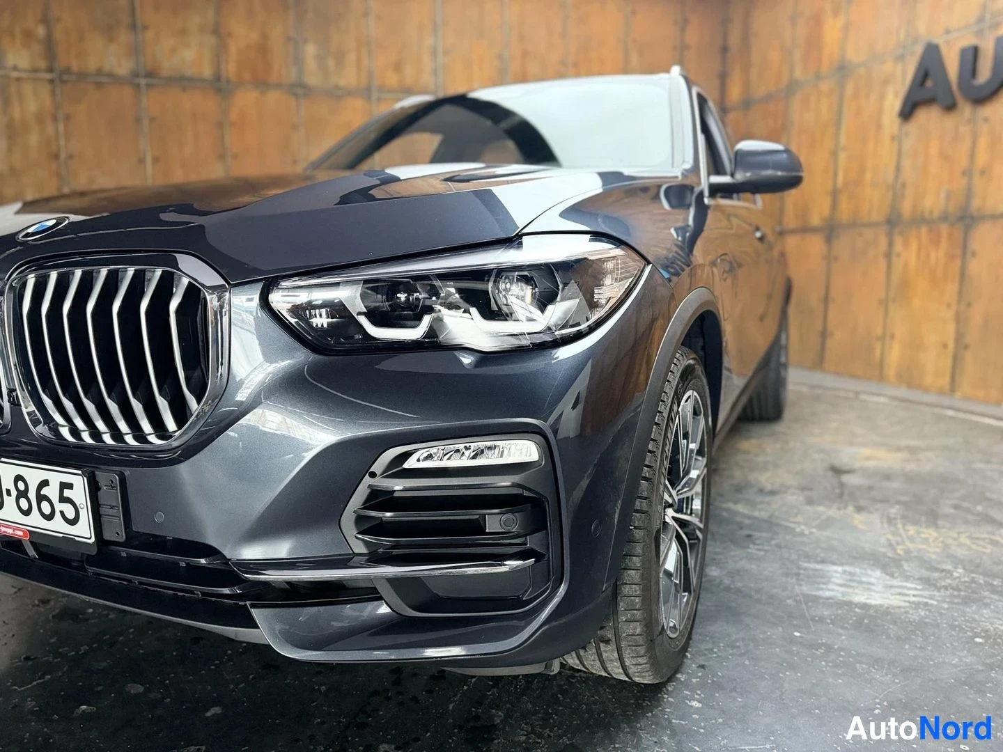 Harmaa BMW X5 xDrive45e 2021, etuviisto, keula vasemmalle, kuva 4
