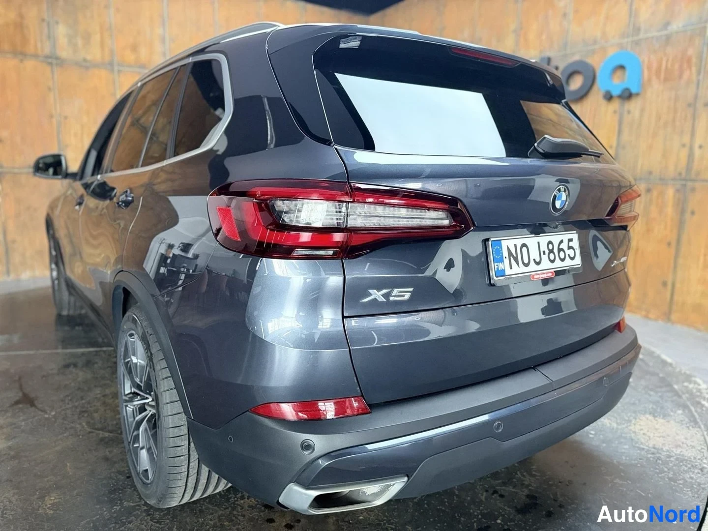 Harmaa BMW X5 xDrive45e 2021, takaviisto, kuva 14