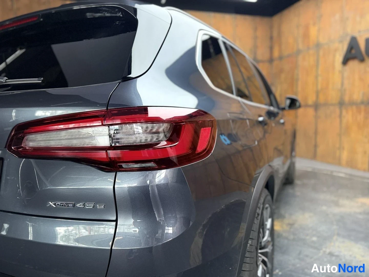 Harmaa BMW X5 xDrive45e 2021, takaviisto, kuva 12