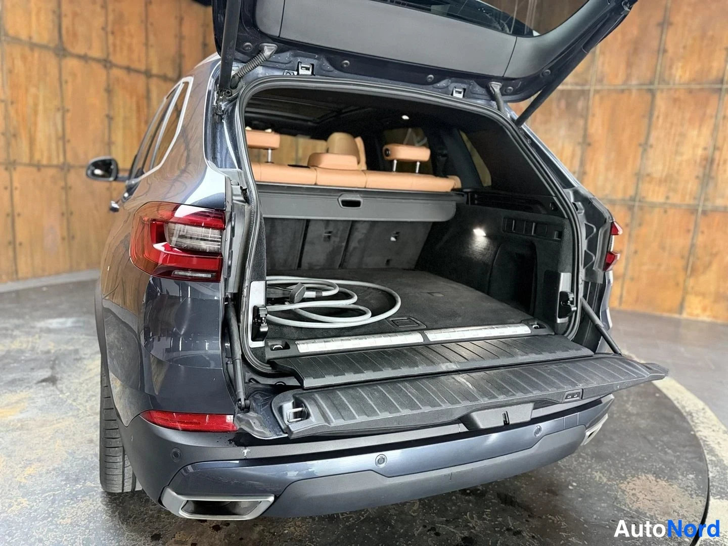Harmaa BMW X5 xDrive45e 2021, tavaratila, kuva 22