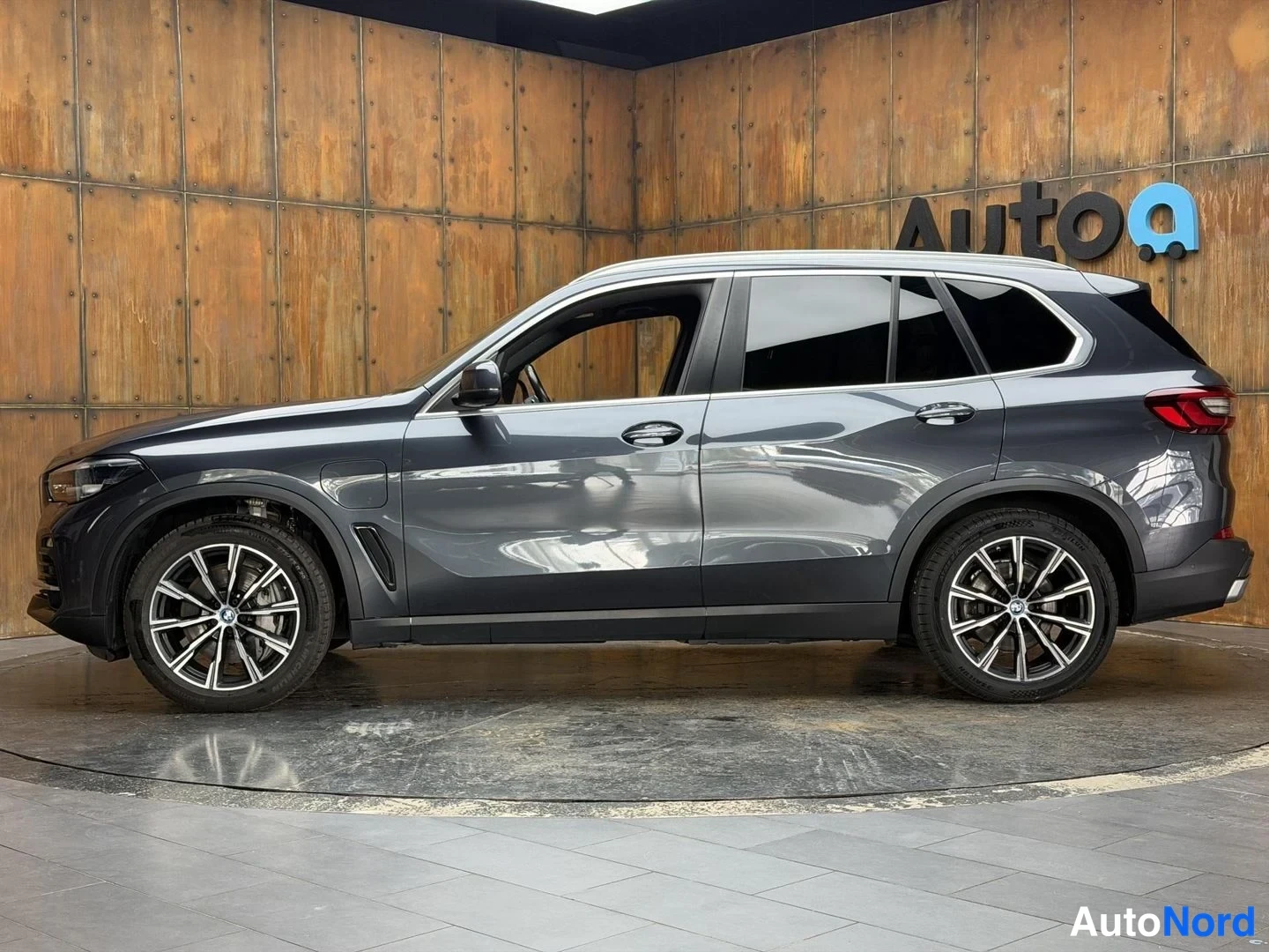 Harmaa BMW X5 xDrive45e 2021, etuviisto, keula vasemmalle, kuva 3