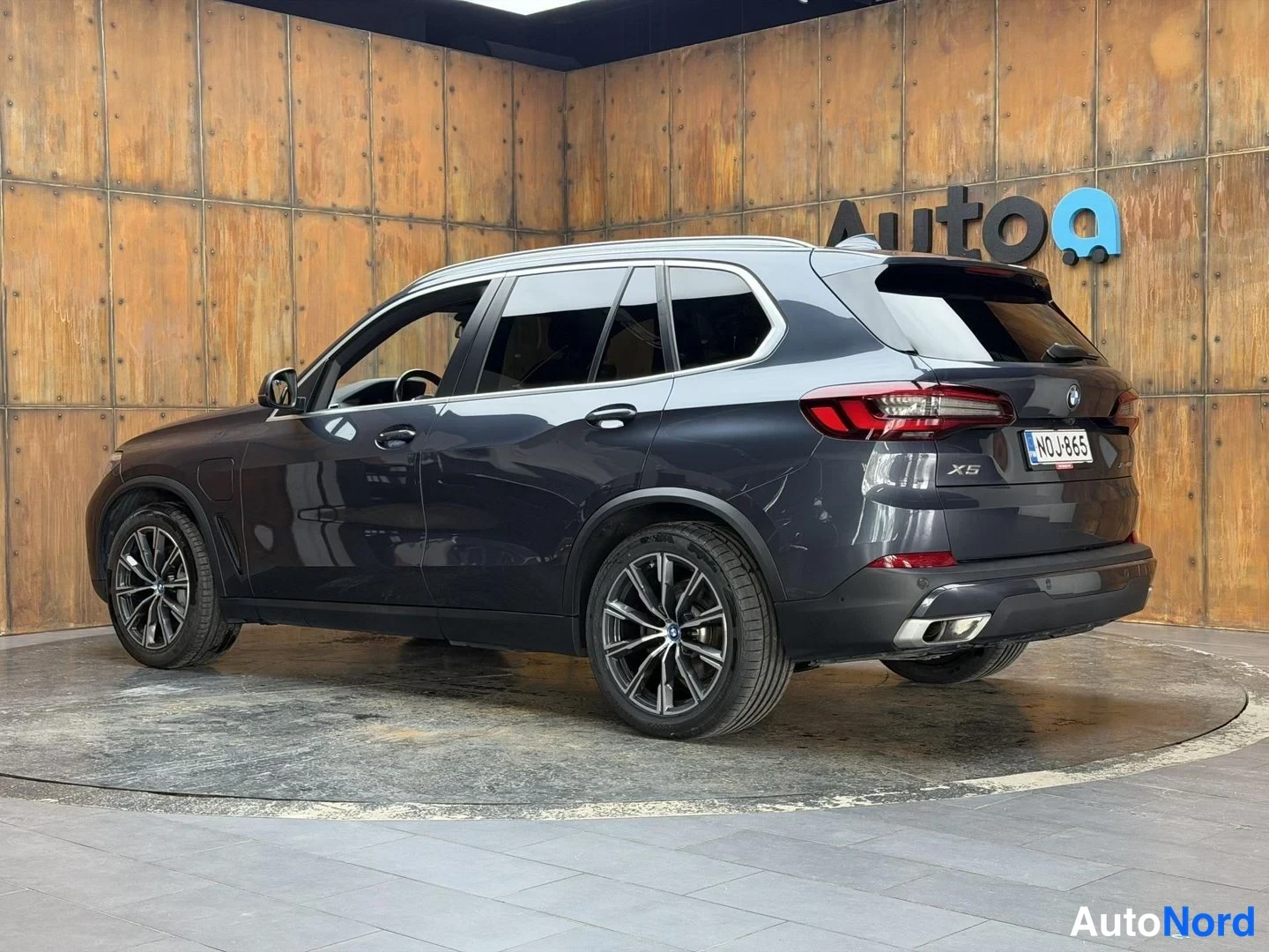 Harmaa BMW X5 xDrive45e 2021, takaviisto, kuva 10