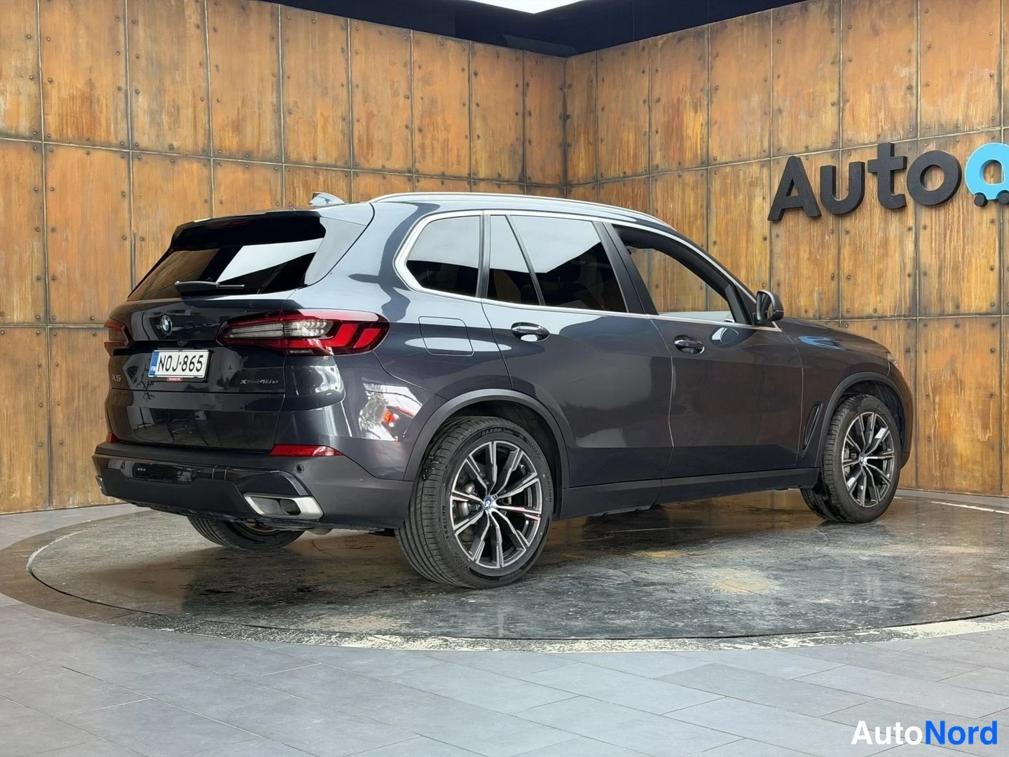 Harmaa BMW X5 xDrive45e 2021, takaviisto, kuva 11