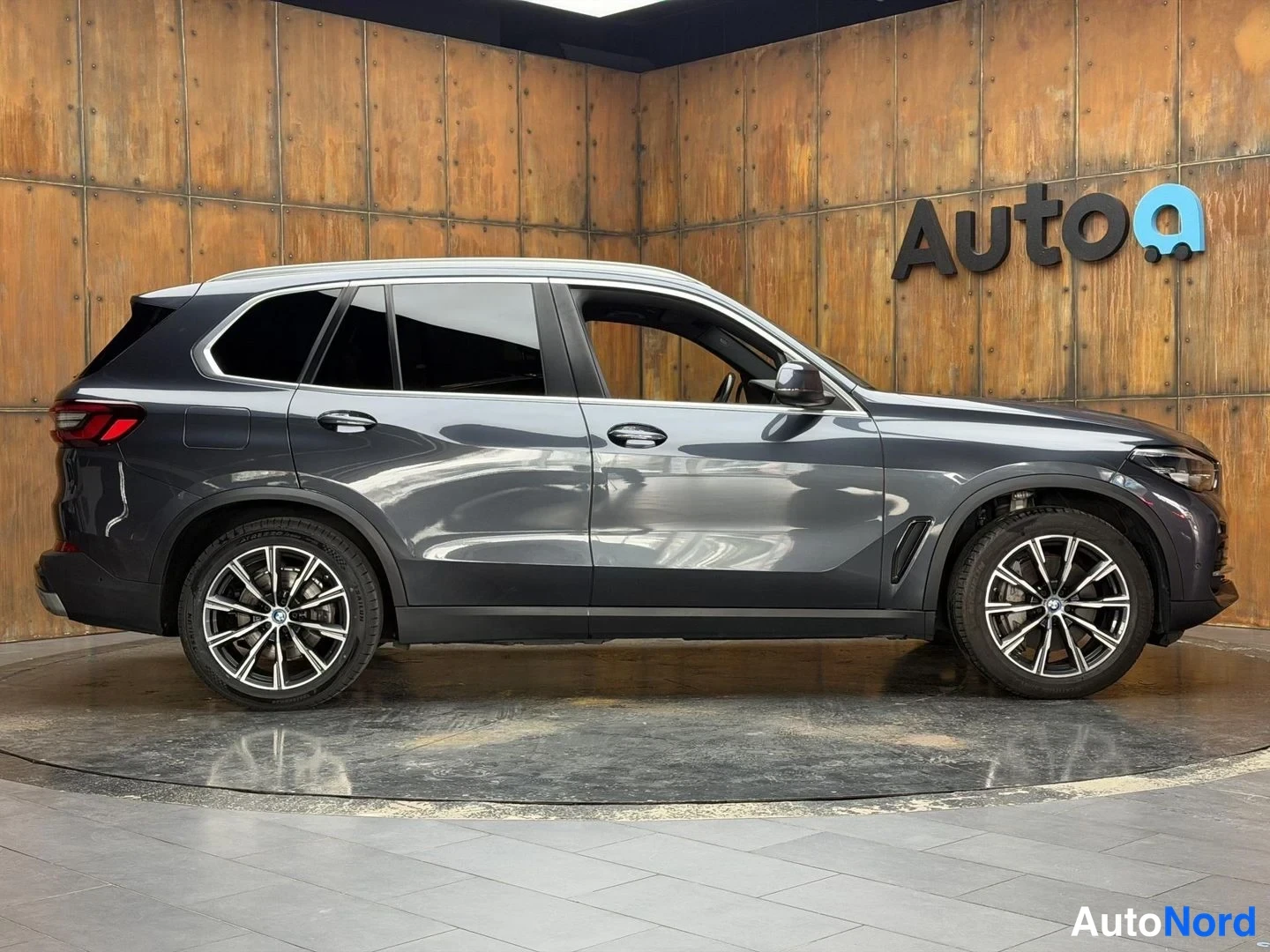 Harmaa BMW X5 xDrive45e 2021, etuviisto, keula oikealle, kuva 5