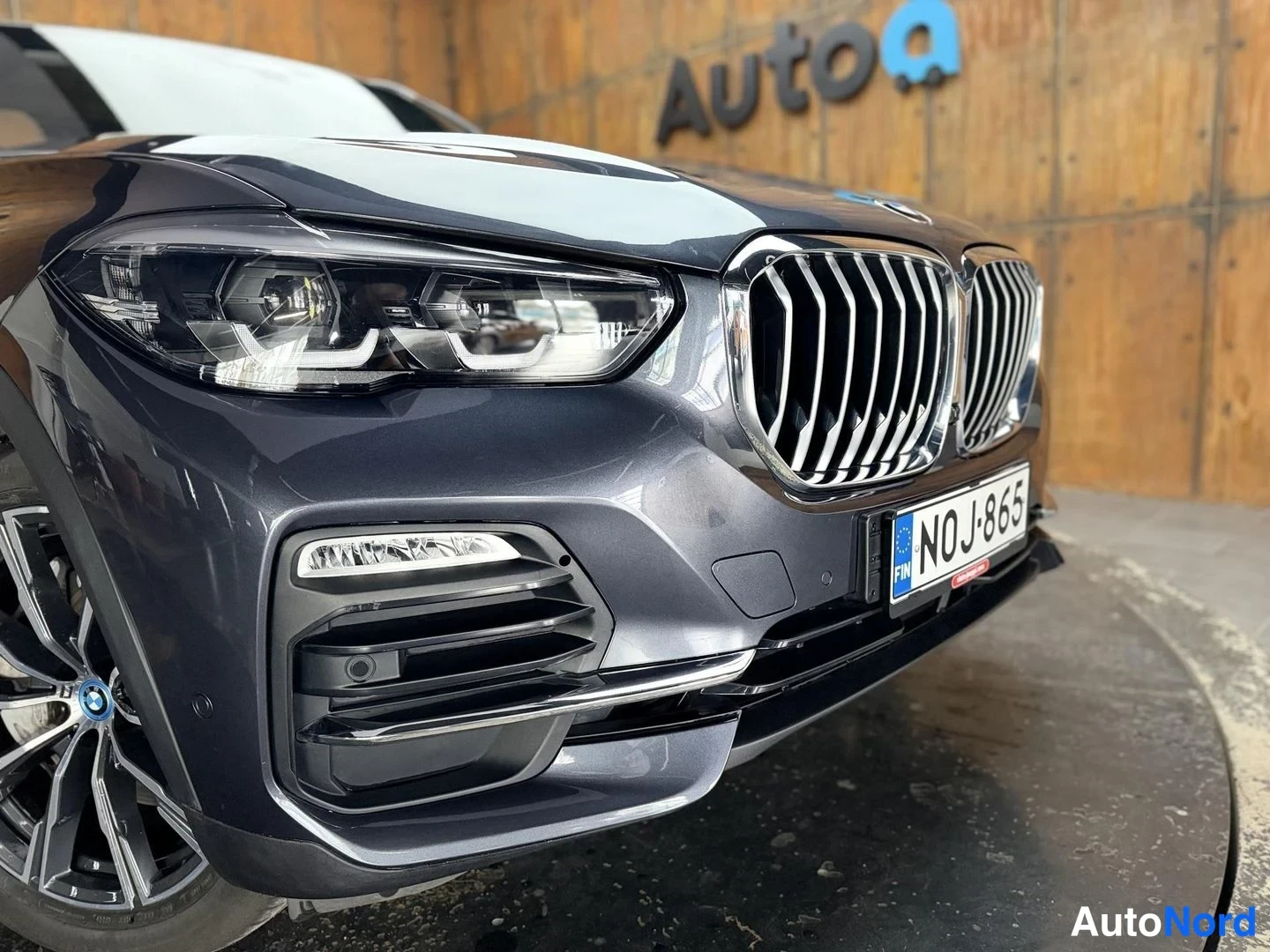 Harmaa BMW X5 xDrive45e 2021, etuviisto, keula oikealle, kuva 7