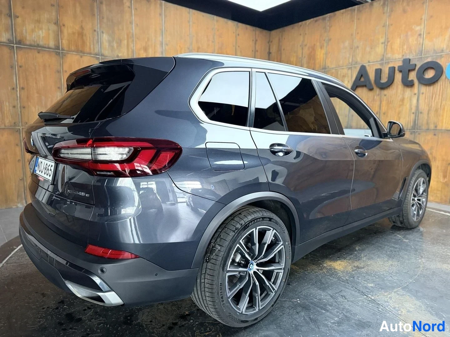 Harmaa BMW X5 xDrive45e 2021, takaviisto, kuva 13