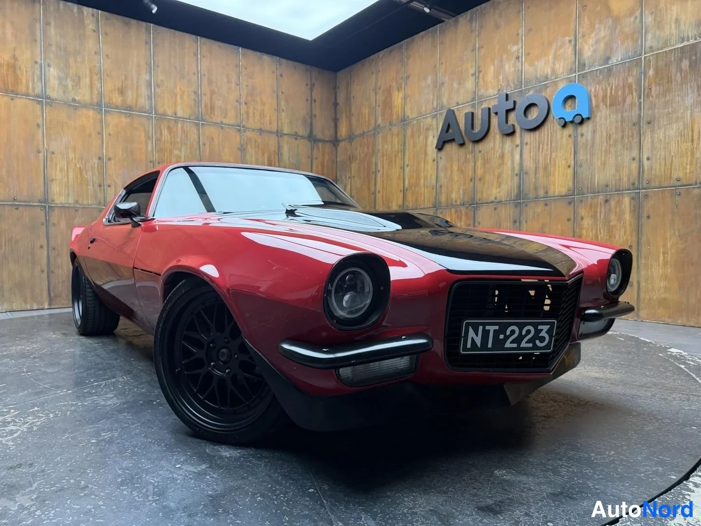 Punainen Chevrolet Camaro 1971, etuviisto, keula oikealle, kuva 4