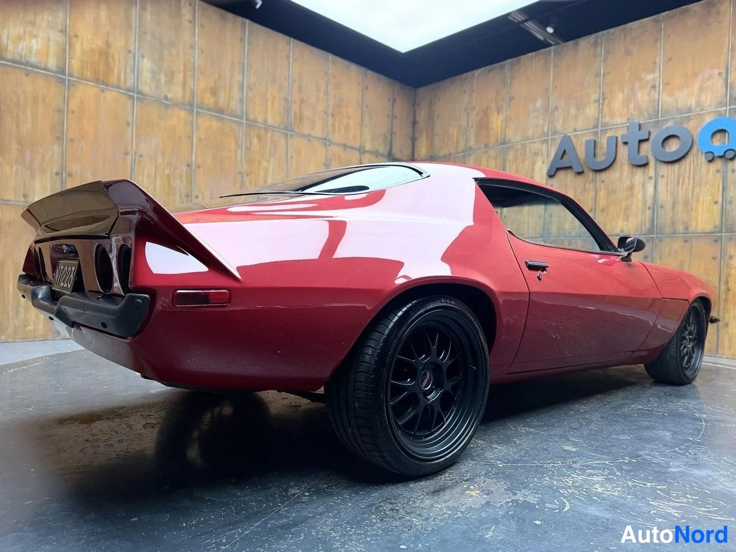 Punainen Chevrolet Camaro 1971, takaviisto, kuva 12