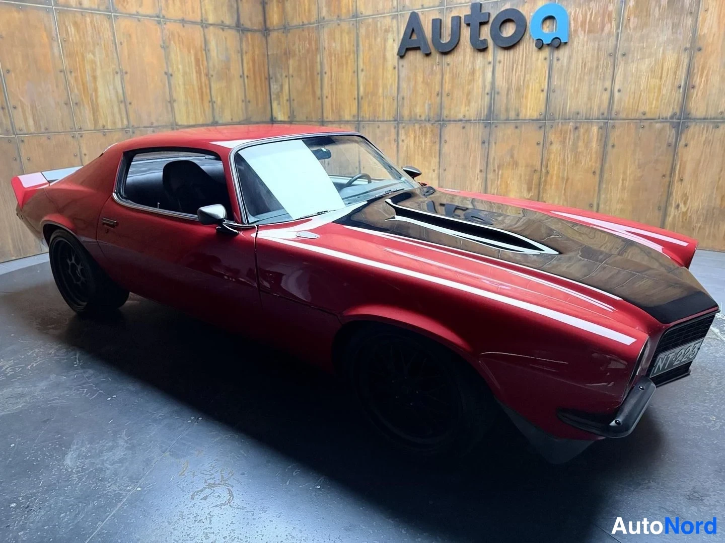 Punainen Chevrolet Camaro 1971, etuviisto, keula oikealle, kuva 5