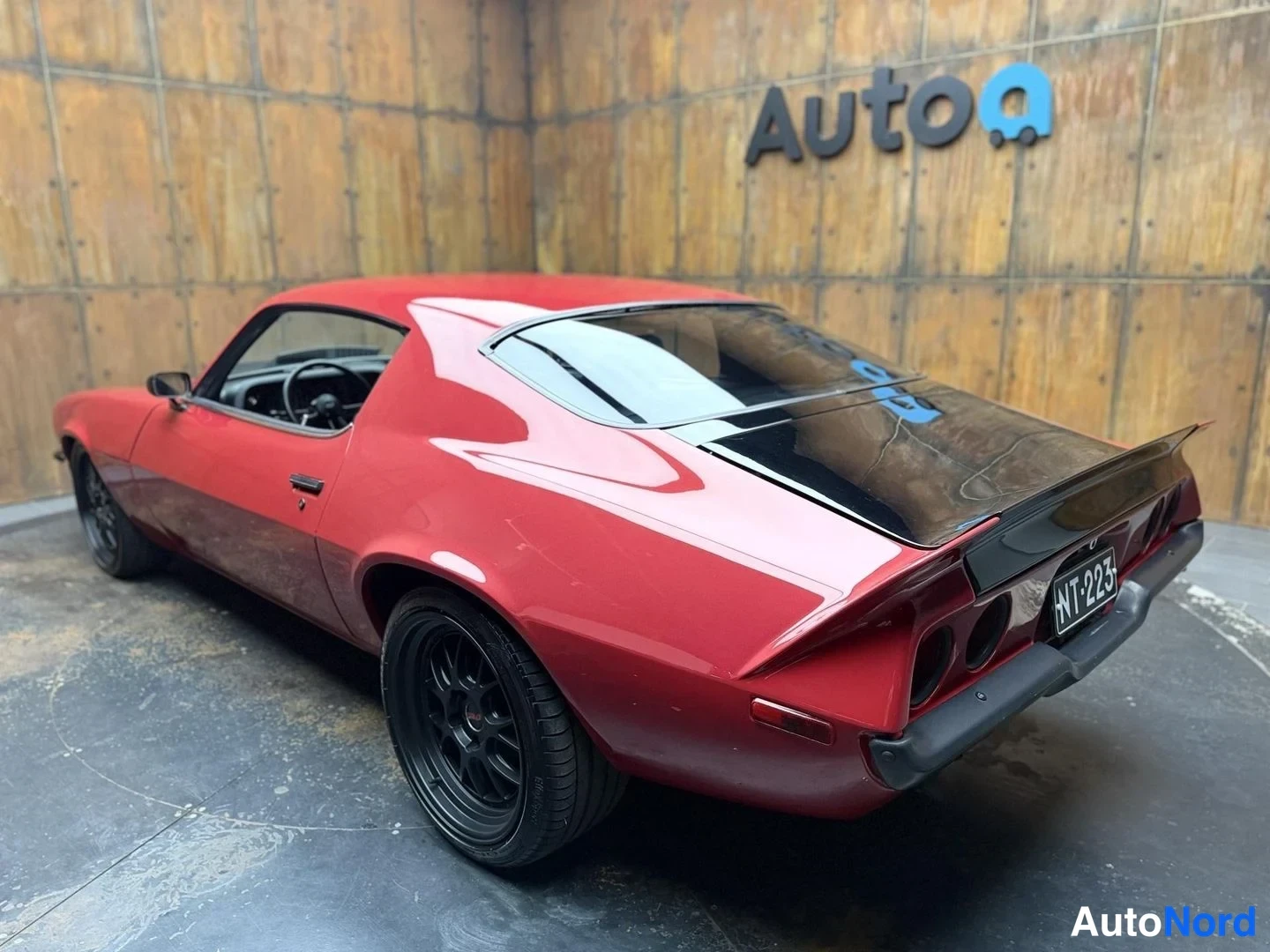 Punainen Chevrolet Camaro 1971, takaviisto, kuva 11