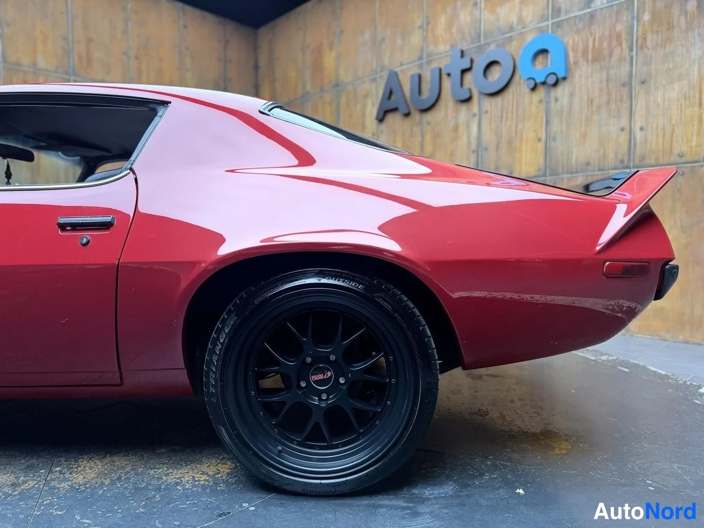 Punainen Chevrolet Camaro 1971, sivulta, kuva 9