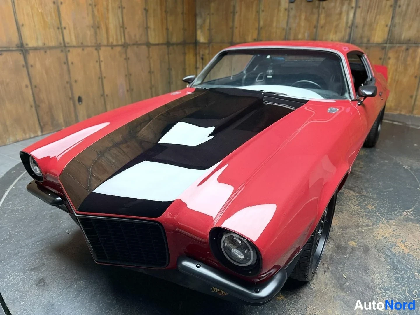 Punainen Chevrolet Camaro 1971, etuviisto, keula vasemmalle, kuva 2