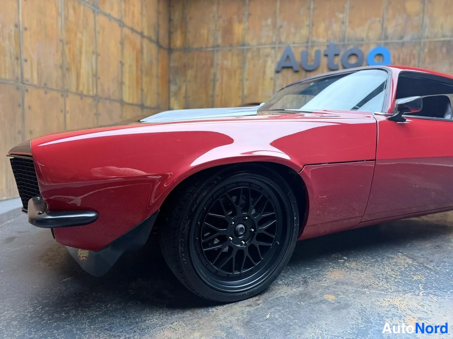 Punainen Chevrolet Camaro 1971, etuviisto, keula vasemmalle, kuva 3