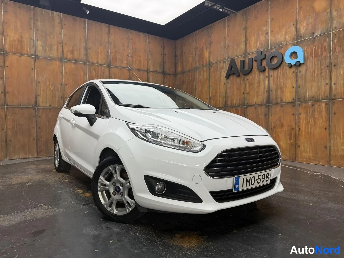 Valkoinen Ford Fiesta 2016, etuviisto, keula oikealle, kuva 7