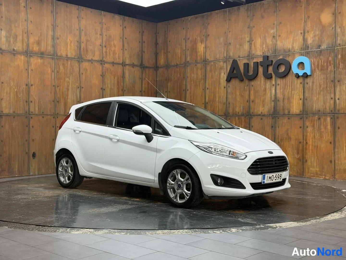 Valkoinen Ford Fiesta 2016, etuviisto, keula oikealle, kuva 8
