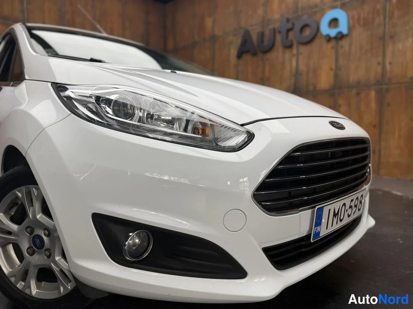 Valkoinen Ford Fiesta 2016, edestä, kuva 11