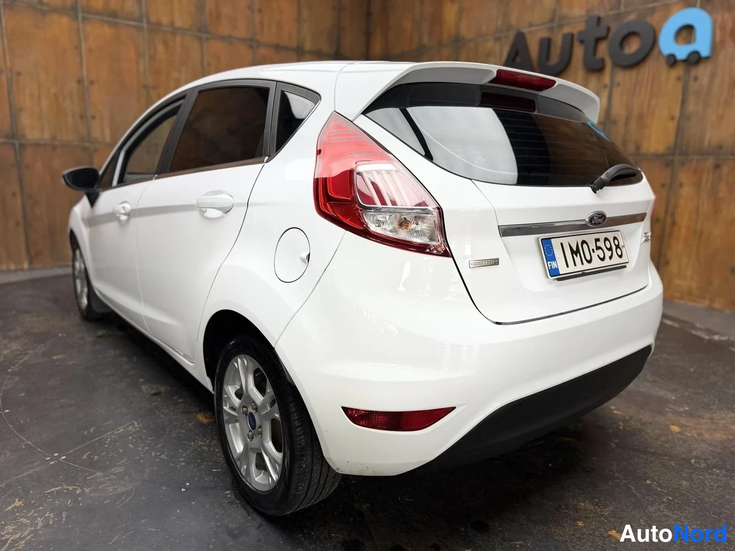 Valkoinen Ford Fiesta 2016, takaviisto, kuva 15