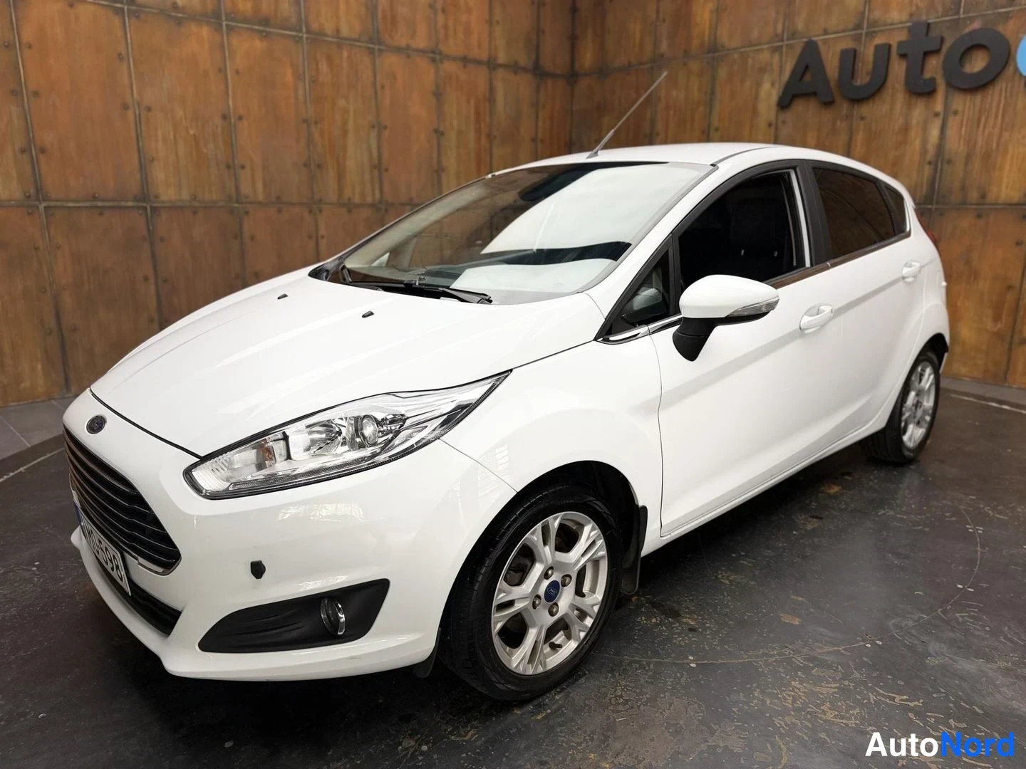 Valkoinen Ford Fiesta 2016, etuviisto, keula vasemmalle, kuva 5
