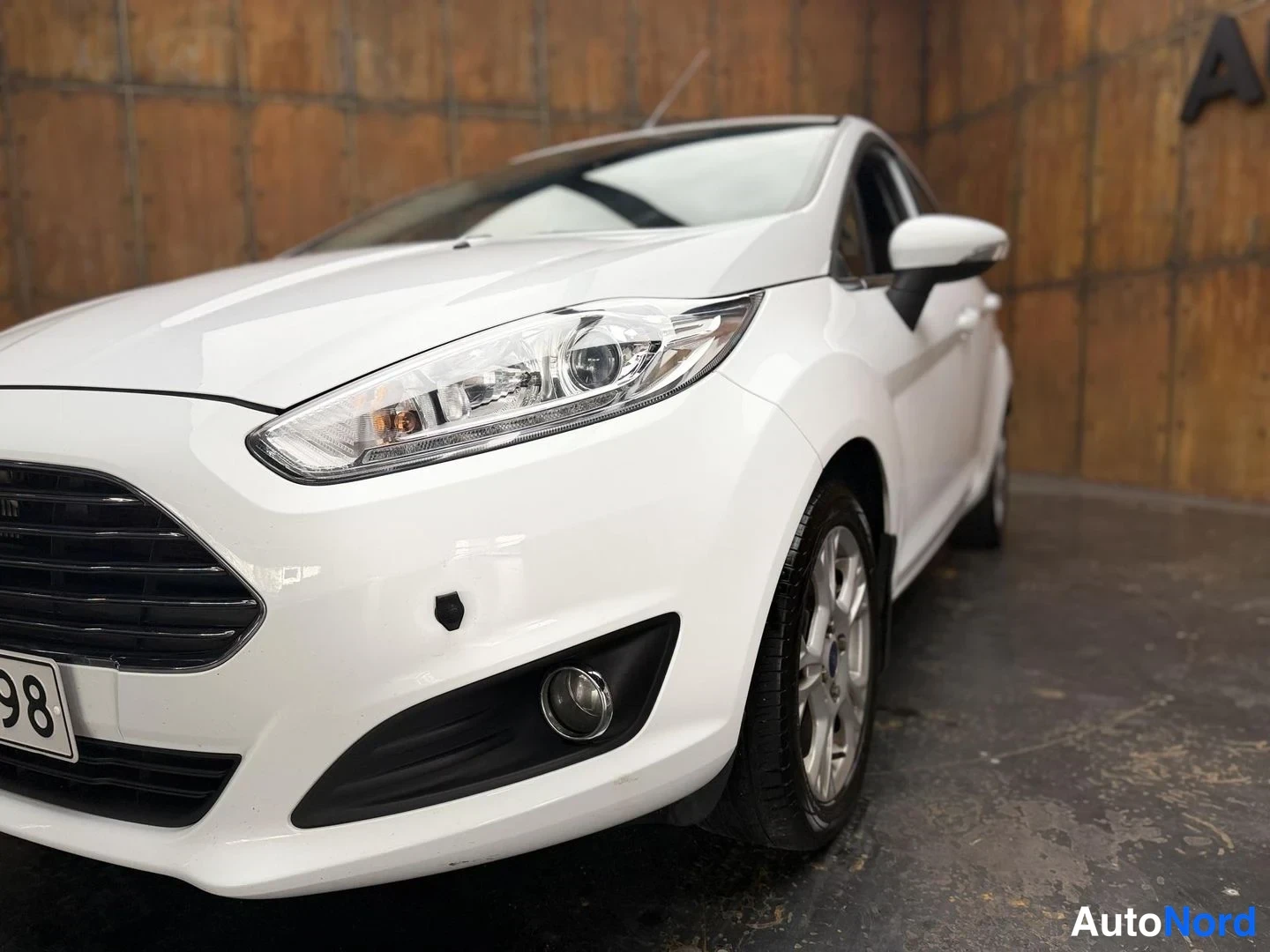Valkoinen Ford Fiesta 2016, etuviisto, keula vasemmalle, kuva 4