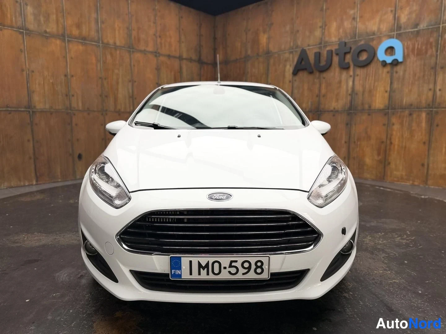Valkoinen Ford Fiesta 2016, edestä, kuva 10