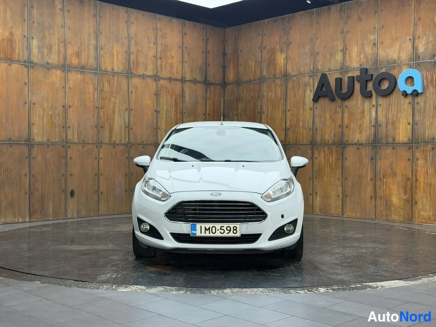 Valkoinen Ford Fiesta 2016, edestä, kuva 9
