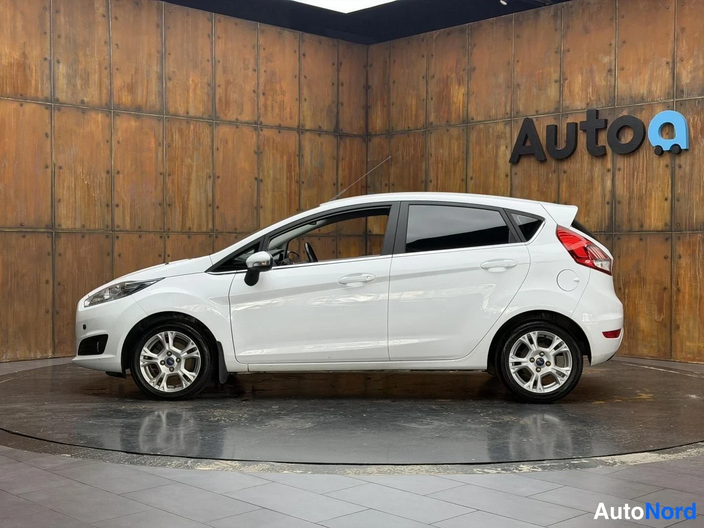 Valkoinen Ford Fiesta 2016, etuviisto, keula vasemmalle, kuva 2