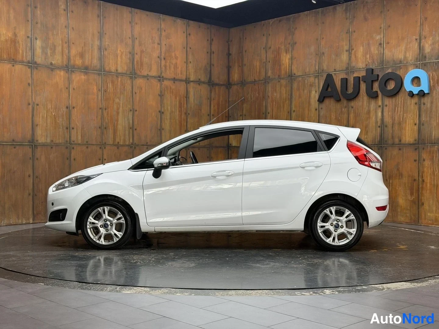 Valkoinen Ford Fiesta 2016, etuviisto, keula vasemmalle, kuva 3