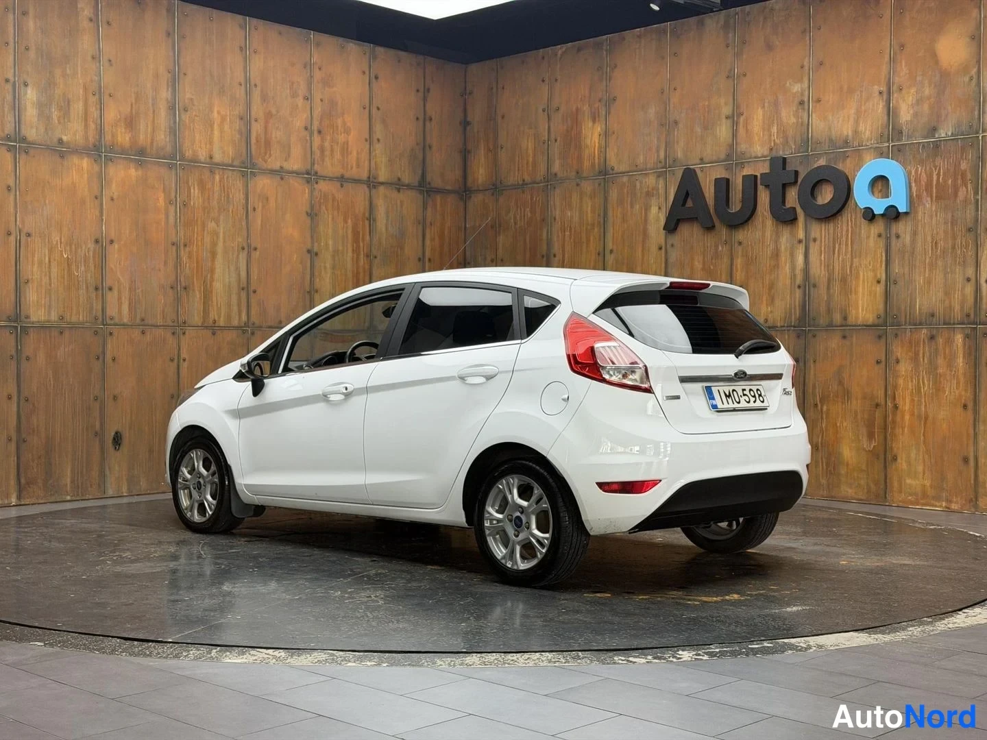 Valkoinen Ford Fiesta 2016, takaviisto, kuva 12