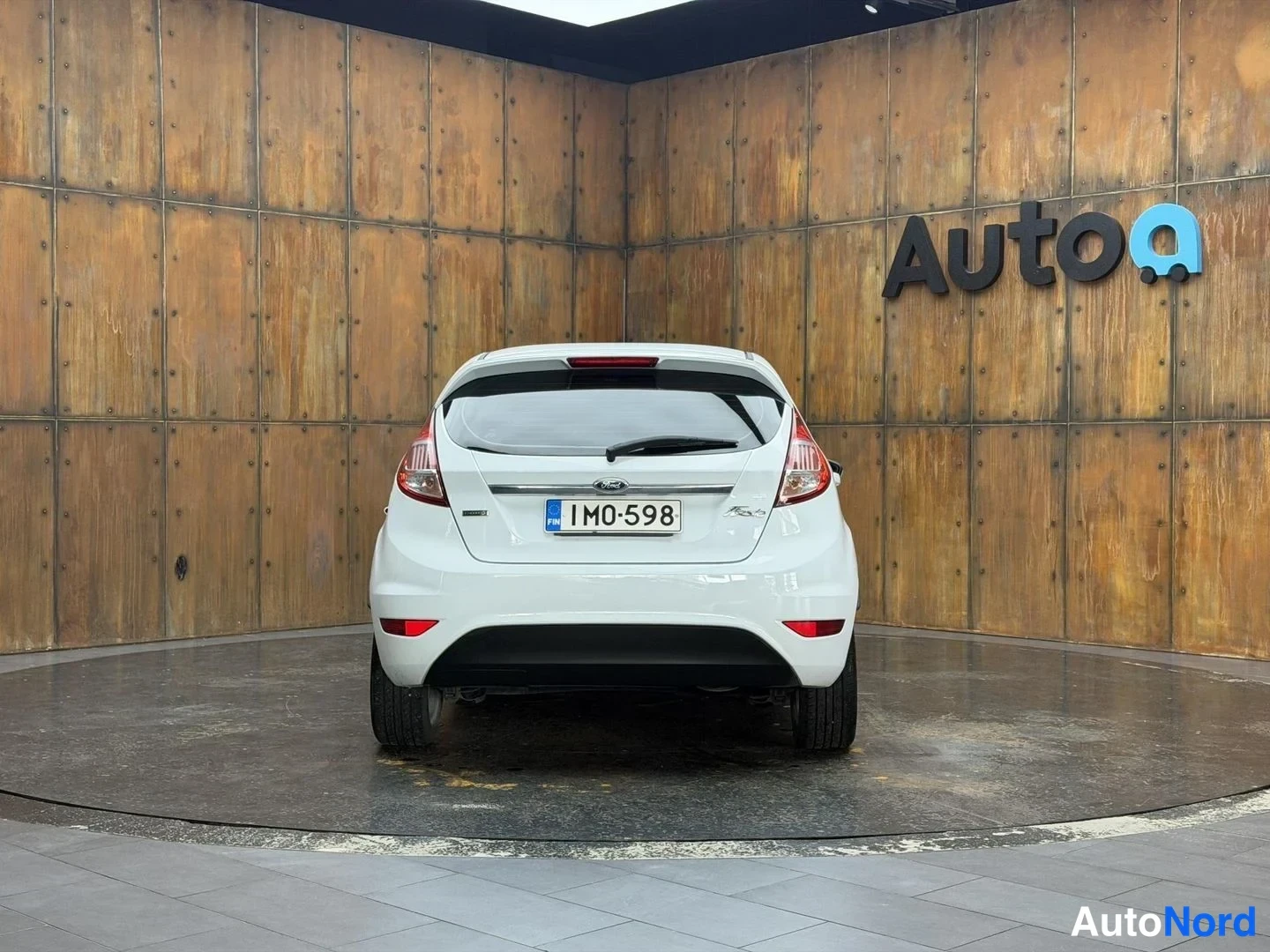 Valkoinen Ford Fiesta 2016, takaa, kuva 16