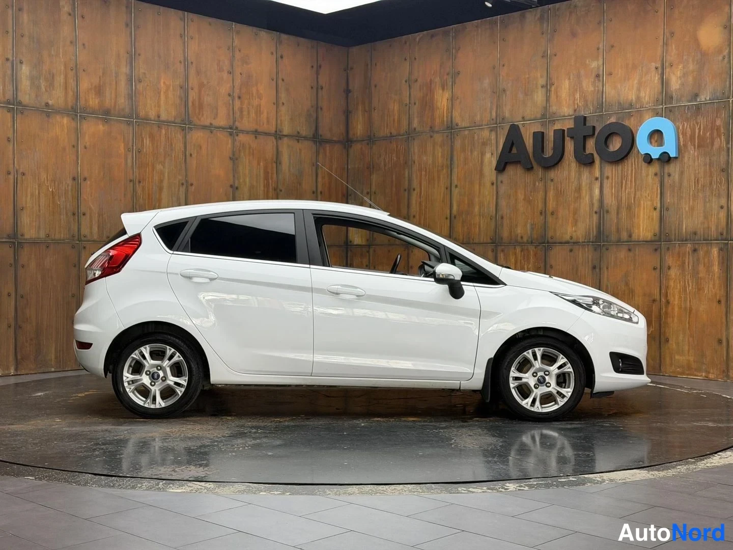 Valkoinen Ford Fiesta 2016, etuviisto, keula oikealle, kuva 6